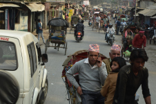 Rikschas und andere Verkehrsteilnehmer im indischen Grenzort Panitanki
