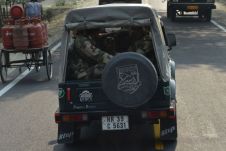 Kleiner Jeep mit Soldaten