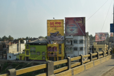 Farbige Häuser und Werbeplakate in English Bazar