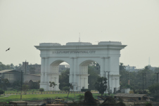 Monumentales Eingangstor nach Kolkata