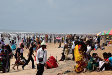 Tausende von Menschen am Strand von Puri
