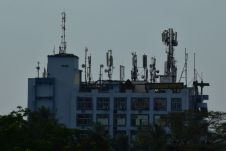 Dutzende von Natel- und anderen Antennen auf einem Spital in Bhubaneswar