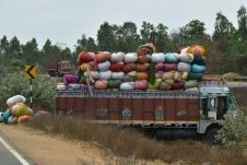 Lastwagen mit in farbige Tücher gehülltem Transportgut