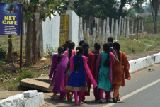 Mädchen in farbigen Saris unterwegs