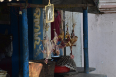 Pfannenfertige Hühner vor einem Laden aufgehängt
