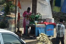 Zuckerrohrpresse am Strassenrand, für einmal von einer Frau betrieben