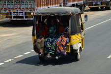 Tuk-Tuk mit weiblichen Passagieren