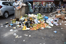 Überquellender Müllcontainer in einer Quartierstrasse