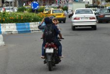 Dreiköpfige Familie auf einem Motorrad