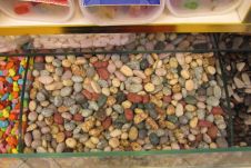 Feine Schokolade in Form von Steinen in einem Süssigkeitenladen
