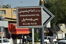 Wegweiser zur Si-o-se Pol Brücke in Esfahan