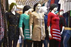 Eher aufreizende Damenkleider in einem Laden im Basar