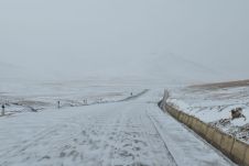 Schnee auf der Strasse zum kirgisischen Grenzposten am Torugart Pass