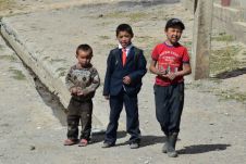 Drei kleine Jungen in Sary-Mogol