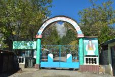 Das Eingangstor zum Turbaza Camp