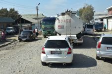 Verkehrsbehinderung in Kochkor-Ata wegen links und rechts parkierter Autos