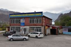 Aus Containern gebauter Laden in Kara-Köl
