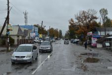 Regennasse Strasse in Grigoryevka