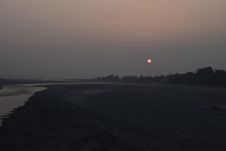 Kurz vor Sonnenuntergang überqueren wir den Westlichen Rapti bei Bhalubang