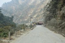 Löchrige Strasse in die Berge kurz nach Butwal