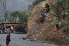 Bevor Strassen gebaut wurden waren solche steilen Treppen und Wege die einzigen Verbindungen zwischen den Dörfern