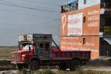 Indischer Tata Lastwagen nach nepalesischer Art