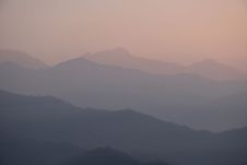 Pastellfarbene Hügel in der Morgendämmerung