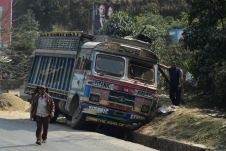 Verunfallter Lastwagen auf dem Prithvi Highway