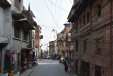 Enge Strasse in Kathmandu mit vielen Kabeln