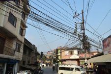 Strasse in Kathmandu mit vielen Kabeln