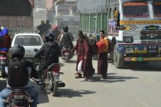 Nicht nur wir, auch Mönche kämpfen sich durch den Stadtverkehr