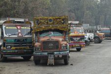 Tata Lastwagen am Strassenrand