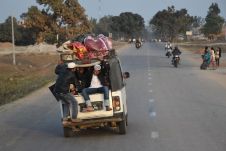 Taxi trotz Bandha auf dem Mahendra Highway unterwegs