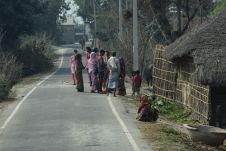 Dorfleben findet auf dem Fahrweg statt
