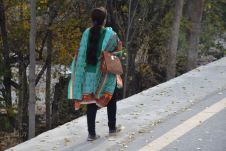 Ein eher seltener Anblick im Norden von Pakistan: Frau unterwegs