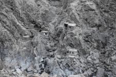 Steinbehausungen von Leuten, die im Berg nach etwas suchen