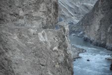 Skardu Road hoch und senkrecht über dem Indus