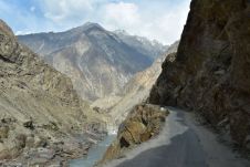 Aus dem Fels gesprengte, schmale Strasse hoch über dem Indus