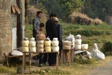 Männer in vornehmen Anzügen bei einem Händler auf dem Land