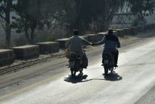 Töff Abschleppen auf pakistanisch: Ein Fahrer zieht den anderen an der Hand