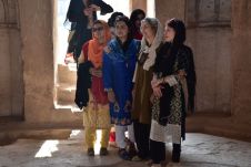 Isabella und drei Pakistani-Damen als Fotosujet