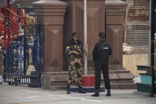 Pakistanischer und indischer Soldat stehen sich bewaffnet in Kampfmontur Aug in Aug gegenüber