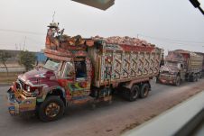 Zwei Prachtexemplare von pakistanischen Lastwagen