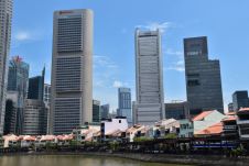 Alte Häuser am Singapore River vor modernen Wolkenkratzern