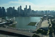 Blick auf die Marina Bay von Singapur mit dem schwimmenden Stadion