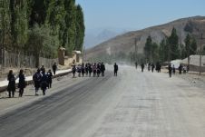 Schulkinder auf der Strasse bei Shuroabad