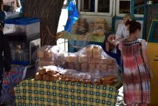 Brot wird vor dem Basar verkauft