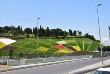Nicht selten in der Türkei: Aufwändiger und gepflegter Blumenschmuck an den Stadtautobahnen