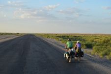Sabine & Sämy mit dem Fahrrad unterwegs nach Turkmenabat