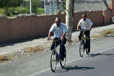 Zwei ältere Usbeken unterwegs mit dem Velo